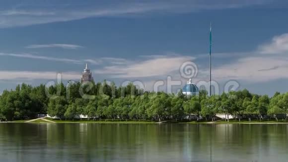 伊希姆河建筑物房地塔图尔和公园里的树木晴天哈萨克斯坦阿斯塔纳视频的预览图