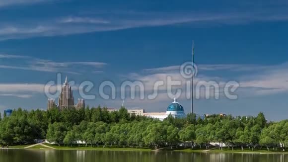 伊希姆河建筑物房地塔图尔和公园里的树木晴天哈萨克斯坦阿斯塔纳视频的预览图