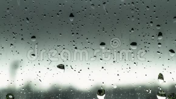 雨滴滴玻璃窗视频的预览图