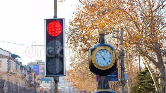 时间流逝城市背景上有一个时钟的红绿灯和树木视频的预览图
