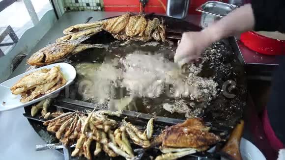 在土耳其伊斯坦布尔的摊位上用大锅煮新鲜鱼视频的预览图