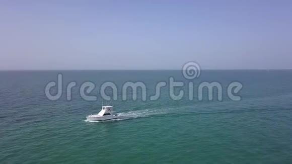 用无人机在海上和海滩上用小船和游艇拍摄的空中视频视频的预览图