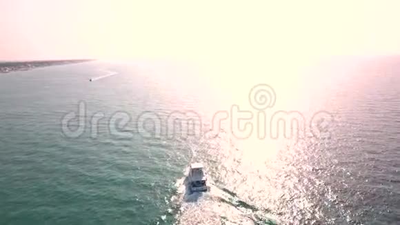 用无人机在海上和海滩上用小船和游艇拍摄的空中视频视频的预览图