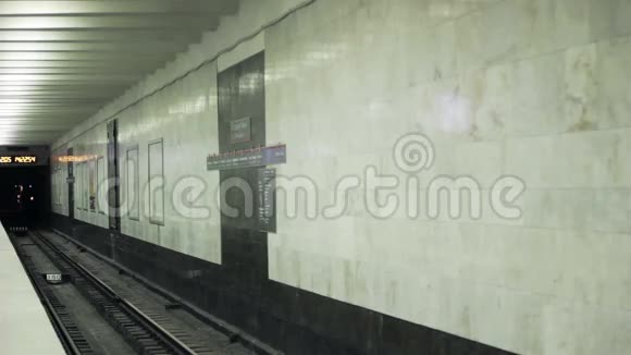 地铁站和火车到达视频的预览图