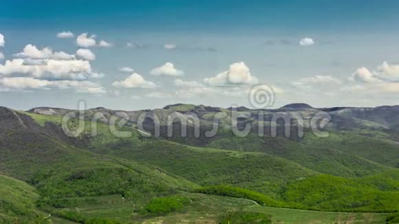 夏日的山峦青山绿草蓝天视频的预览图