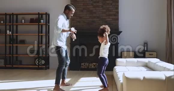 快乐有趣的非洲父女在客厅跳舞视频的预览图