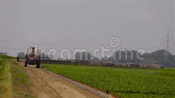 农田灌溉设备耕地农业灌溉视频的预览图