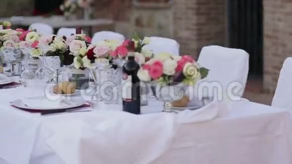 为婚礼而设的豪华餐厅桌旁景观视频的预览图