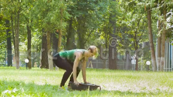 运动的年轻女子或健身教练在户外做体操运动视频的预览图