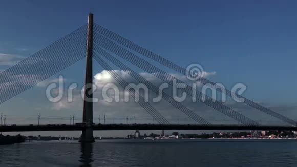 城市里加桥上的交通视频的预览图