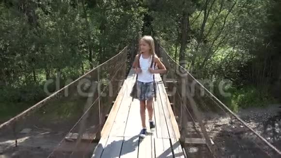 山桥上的孩子大自然中的孩子河流中的女孩视频的预览图