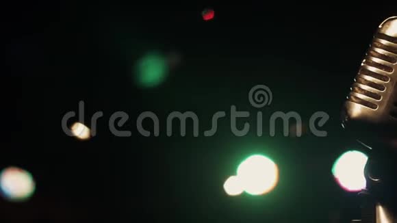音乐会金属闪光麦克风停留在舞台上的复古俱乐部绿色聚光灯视频的预览图