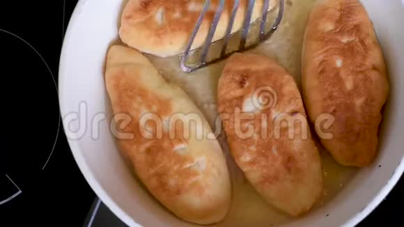 馅饼是用白锅里的植物油炒的视频的预览图