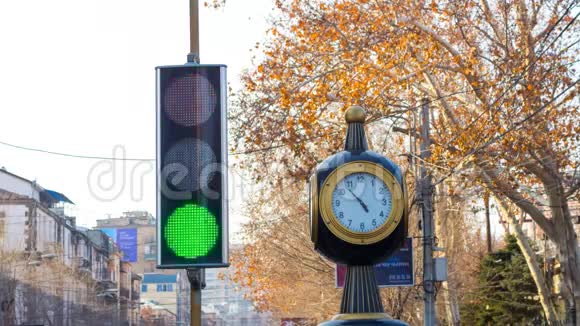 时间流逝城市背景上有一个时钟的红绿灯视频的预览图