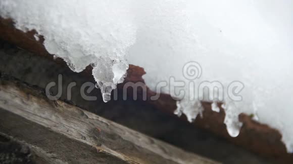 雪从屋顶融化在春天滴水动作缓慢视频的预览图