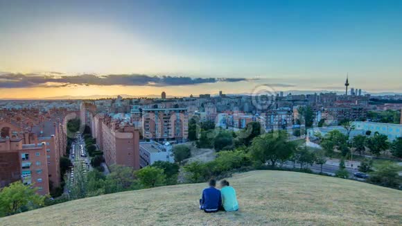 西班牙马德里全景日落时间照片摄于瓦尔莱卡斯邻邦蒂奥皮奥公园的山丘视频的预览图