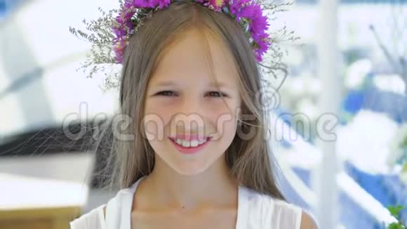 海湾酒吧里可爱的小女孩对着镜头微笑的照片4公里视频的预览图