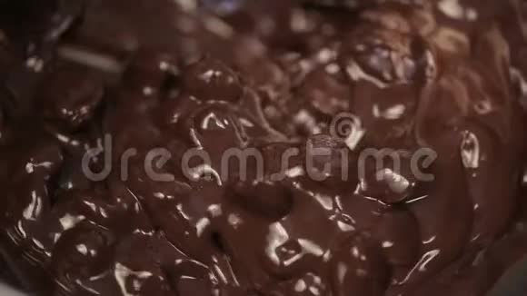 面包师厨师把美味可口的有机巧克力混合在碗里视频的预览图