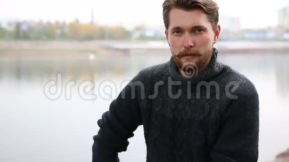 河底的大胡子帅哥视频的预览图