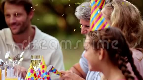 家人庆祝生日聚会视频的预览图