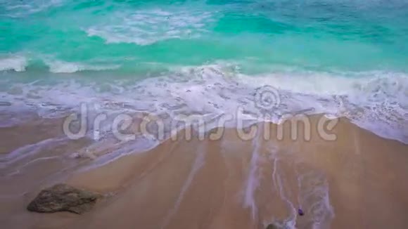 印尼巴厘岛的海浪冲刷海岸视频的预览图