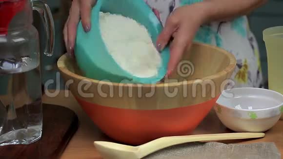 女人把面粉和糖倒在碗里视频的预览图
