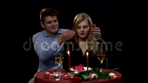 恋爱中的一对浪漫的年轻夫妇视频的预览图