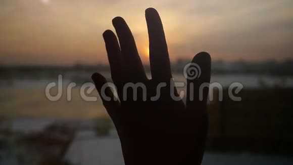 女人的手在下女人的手慢慢地触摸着窗外的太阳1920x1080视频的预览图
