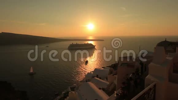 希腊圣托里尼岛上的大型游轮日落时令人叹为观止视频的预览图