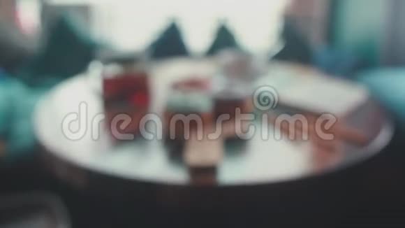 桌上的甜甜圈釉料新鲜面包店星期日早餐视频的预览图