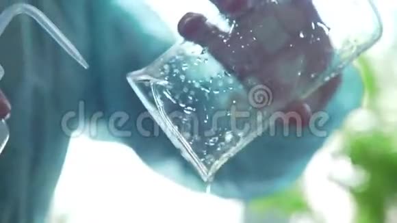 实验室化学玻璃器皿洗涤使用溶液视频的预览图