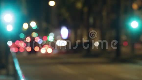 模糊的夜间交通场景与红绿灯的变化时间流逝视频的预览图