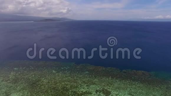 空中美丽的热带海滩度假村在摩尔博阿尔宿务从上面视频的预览图