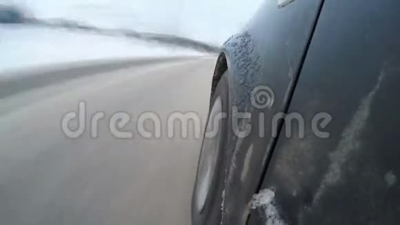 汽车在暴风雪中行驶时间间隔视频的预览图