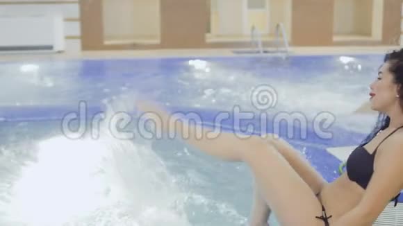 年轻的美女在游泳池里泼水视频的预览图