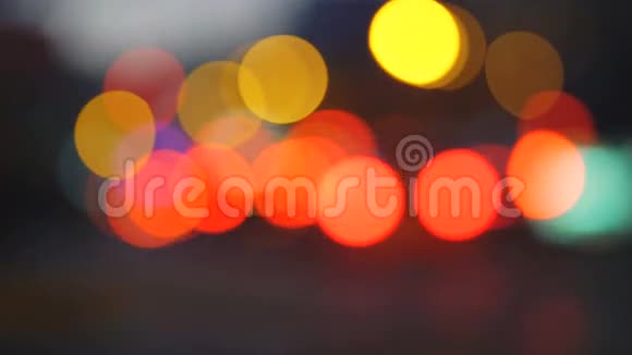 五颜六色的红绿灯在夜城街道上盘旋摘要背景视频的预览图