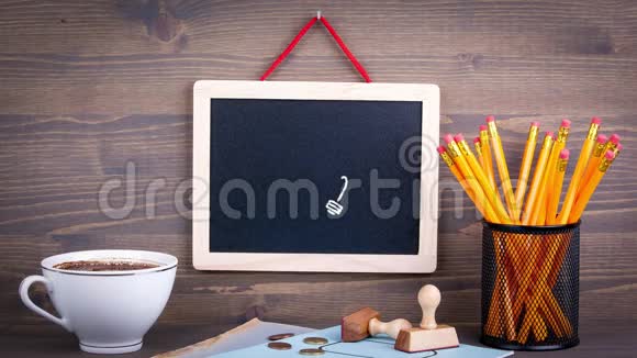 想法木桌上的黑板商业和成功背景视频的预览图