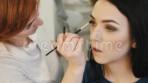 化妆师在睫毛上化妆的特写视频的预览图