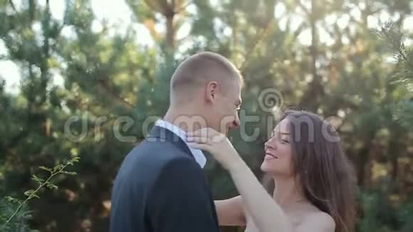 婚礼当天这对夫妇在松林边上的新郎新娘视频的预览图