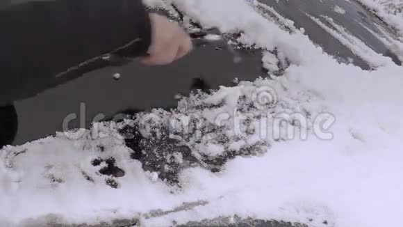 人在冬天打扫车窗视频的预览图