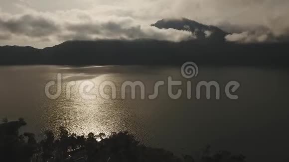 巴图尔日出时的湖泊和火山印度尼西亚巴厘视频的预览图