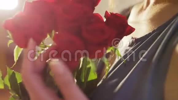 女人拿着一束红玫瑰视频的预览图