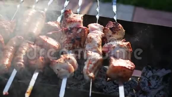 烤架上烤着美味的烤肉一个烧烤派对在明火上烤的肉块视频的预览图