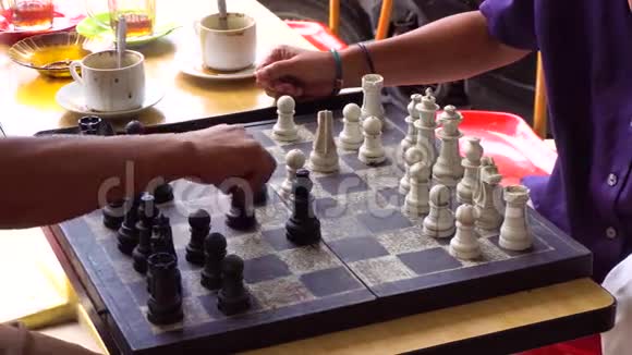 亚洲男性手下棋视频的预览图