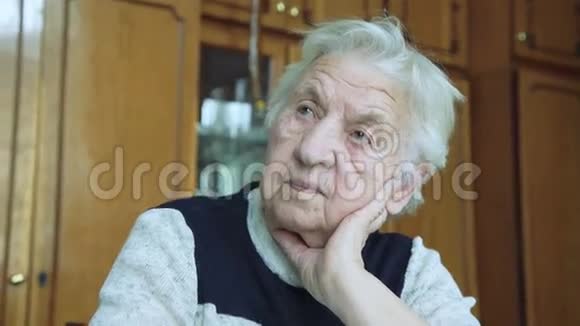 老皱纹的肖像疲惫的独自祖母看着相机4k视频的预览图