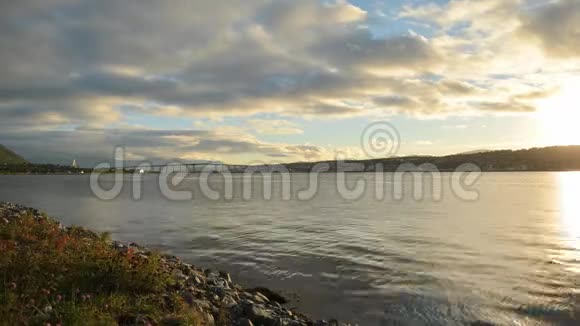 美丽的特罗姆瑟市岛桥冰冷清澈的峡湾水和强大的山脉背景视频的预览图