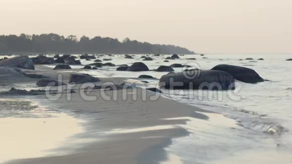 岩石海滩平静的大海傍晚的阳光视频的预览图