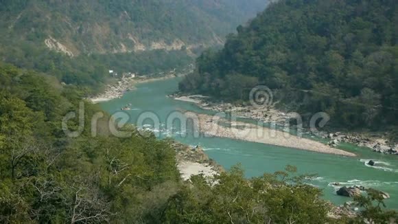 圣河恒河的绿松石水靠近Rishikesh视频的预览图