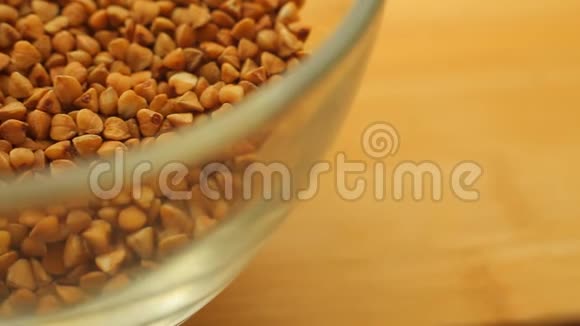 从荞麦种子中提取的食物放在厨房桌子上的玻璃碗里视频的预览图