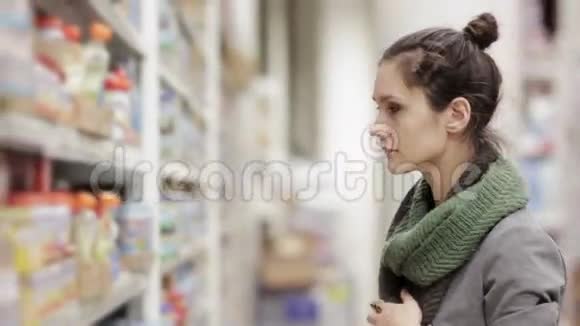 年轻女子在超市选择婴儿食品视频的预览图